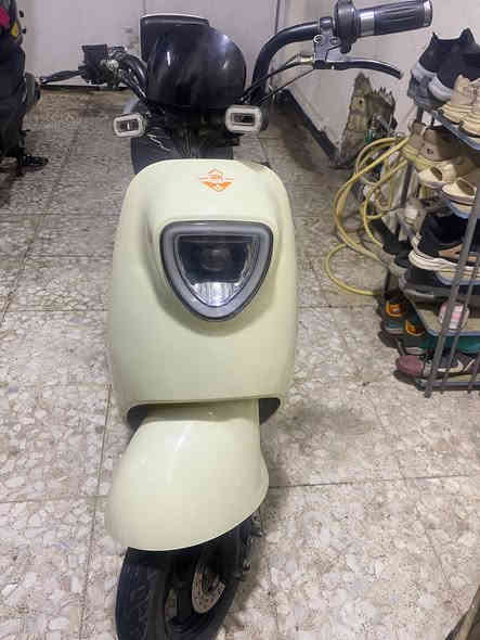 دراجه شحن للبيع Q8
السلام عليكم 
دراجه كامله بطاريات اكبار اربعه جديد صارلي شهر من شديتهن 
المكان بغداد ادوره
السعر 400 الف 
الرقم ***********
