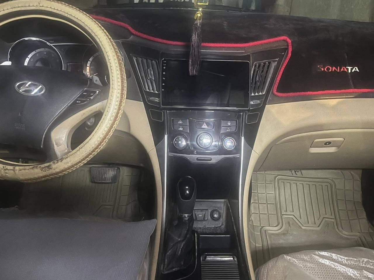 السلام عليكم
سوناته 2014 خليجي 
محرك 2,400دوش 
موصفات السياره شاشه وكامره 
حساسات خلفيه لايت عالي ناصي زنون 
اتخم تاير ويل كروم اشاير بل مري كهرباء 
كله شغاله ماعيزه اي شيء 
مكاني دوانيه 
***********
