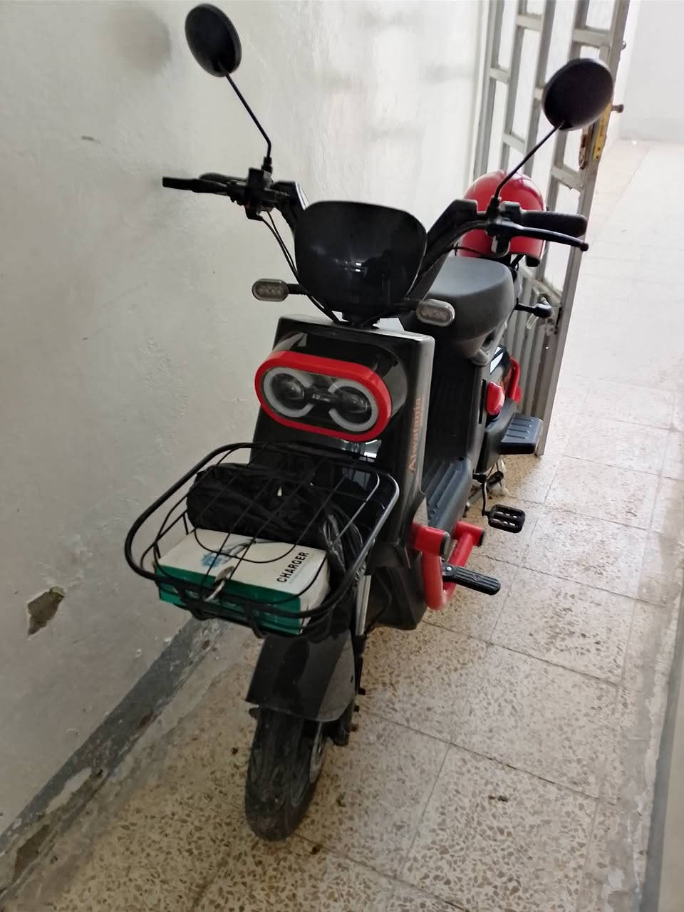 السلام عليكم   ماطور شحن للبيع جديد ما مستخدم شي قليل 5 بطاريات سرعه 45 ،،3 نمر مستعجل للبيع السعر 300،،وبي مجال شي بسيط المكان الجانب الأيمن الستفسار على الرقم //***********//***********
