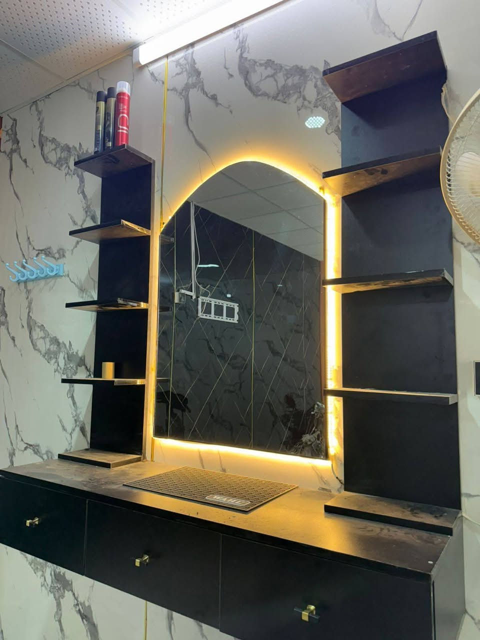 السلام عليكم
ميز حلاقه للبيع جديد مستخدم قليل 
السعر 125 وبي مجال للاتصال
***********
العنوان واسط
