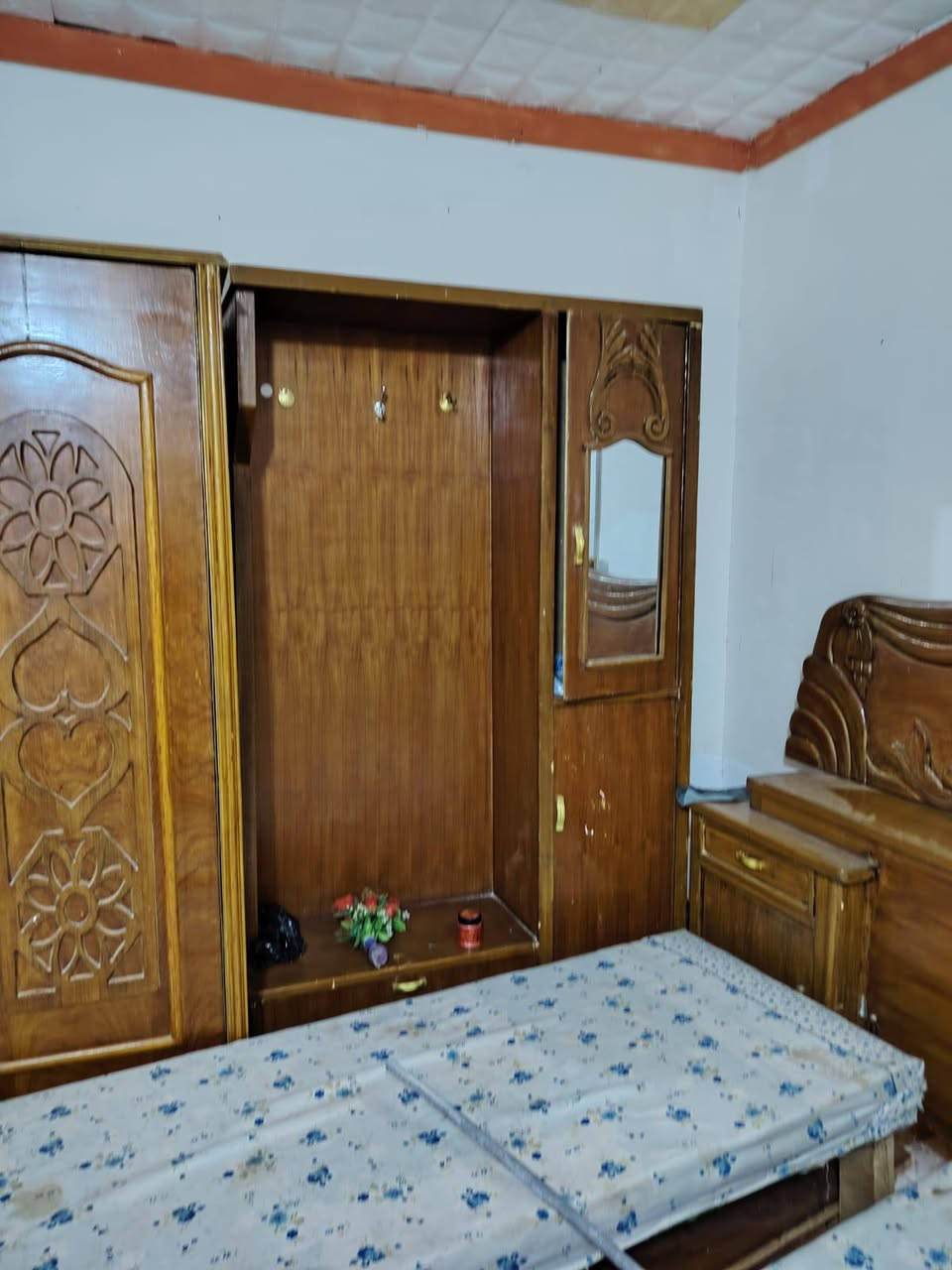 للبيع غرفة اخشاب  سعر ٣٥٠ مستعجل ، حلة حي العسكري شارع ٨٠ ,,***********
