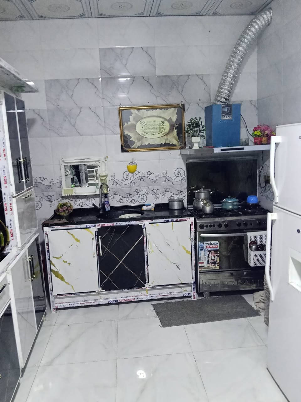 البيت للبيع با الكادميه المساحه 100م كونكريت مسلح علا ساحه يحتوي البيت علا غرفة نوم و صاله و مطبخ و براني وصحيات خارجية و داخليه اللاستفسار مراجعة مكتب سلام الجبوري الاتصال ***********
