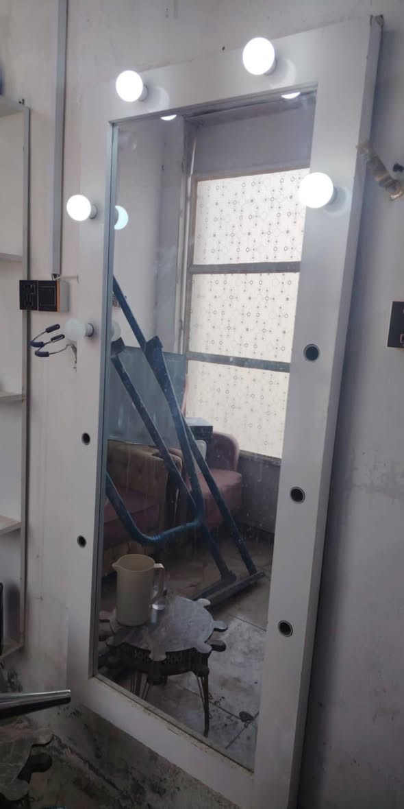 سلام عليكم
كرسي 100
 مرايه وفاترينه عدد2 سعر 100
عربانه خمس جرارات 25
مرايه خلفيه 20
***********
