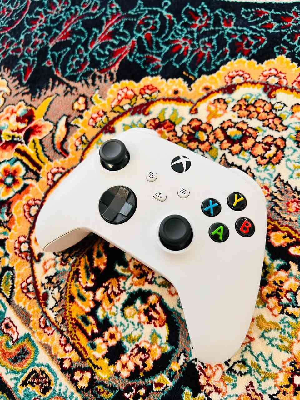 📌 بۆ فرۆشتن: Xbox One S All Digital Edition 1TB لەگەڵ دەسکی نەوەی نوێ (Series S/X Controller)
سڵاو هاوڕێیان، ئامێری ئێکس بۆکسێکی زۆر خاوێنم هەیە بۆ فرۆشتن بەم تایبەتمەندییانە:
 نەکراوەتەوە: ئامێرەکە بە هیچ شێوەیەک نەکراوەتەوە بۆ چاککردنەوە و هەموو لەزگەیەکی فەرمی کۆمپانیای لەسەرە (بێ کێشە و دەستکاری نەکراوە).
 جۆری ئامێر: Xbox One S All Digital Edition (تەنها یاری دیجیتاڵی و دابەزێنراو [سی دی ناخوێنێتەوە]).
 قەبارەی هارد: ١ تێرابایت (1TB) — (شوێنی دەیان یاری گەورەی تێدا دەبێتەوە و پێویستت بە میمۆری دەرەکی نابێت).
 دەسک: دەسکی ئەسڵی و نوێی نەوەی نوێ (Xbox Series Controller) بە ڕەنگی سپی، زۆر خاوێنە و بە تەواوی بێ کێشەیە (هیچ دریفت یان گیربوونی دوگمەی نییە).
 پاکوخاوێنی ئامێرەکە: زۆر بە جوانی پارێزگاری لێکراوە، زۆر خاوێنە و بێ کێشەی گەرمبوون یان دەنگەدەنگە.
 کێبڵەکان: کێبڵی کارەبا و کێبڵی HDMI ئەسڵی لەگەڵدایە.
 💵 نرخ: ١٧٥$ (دۆلار) (کەمێک مامەڵەی تێدایە بۆ کڕیاری ڕاستەقینە)
 📍 شوێن: کوردستان — ڕانیە
 📞 بۆ پەیوەندی: *********** (یان نامە بنێرە بۆ چات)
