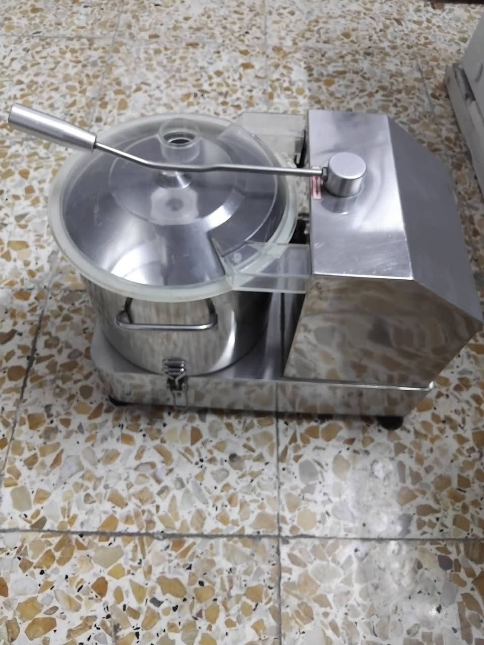 سلام عليكم من رخصة الادمن المحترام عندي خلاط حمص وجميع الصوصات10 لتر للبيع السعر 300 بغداد الكرخ هاتف ***********
