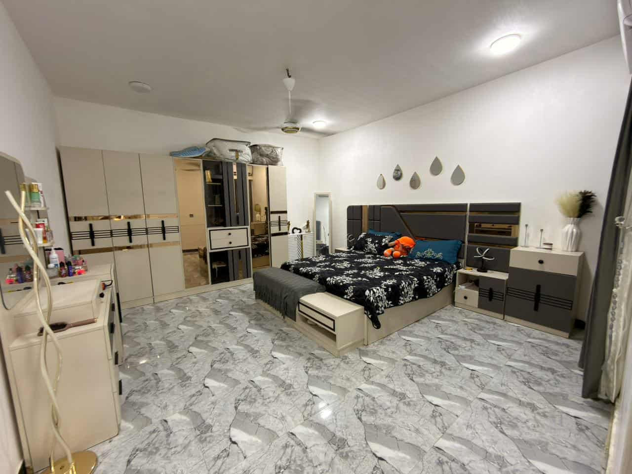 الدار للبيع 
زراعي سند ٢٥ مشمول بالتطويب 
يقع التقية الثالثة قرب مجمع الروان. يبعد عن التبليط. حوالي 40متر خدمات كاملة 
بناء حديث درجة اولى كونكرييت مسلح يباع مع الاثاث فقط السعر 63 وبي مجال قليل
المساحة 100متر 5×20
طابق واحد غرفه وصالة ومطبخ  وحمام داخلي  وطارمه للاستفسار الاتصال
***********
***********
