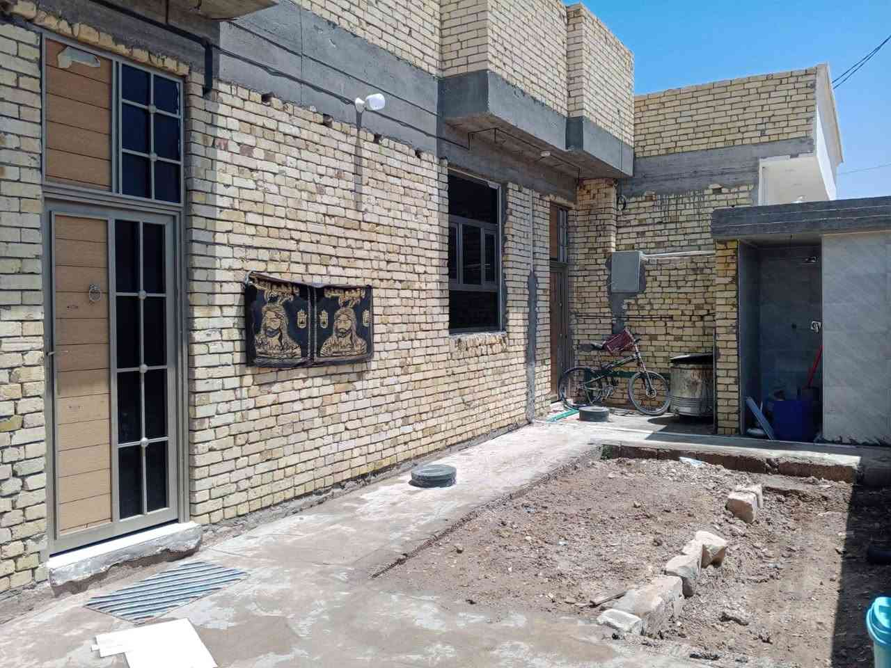 بيت طااابو زراعي مساحه 200  للبيع المتنبي شارع أستاذ طلال
الاساس رفت    
غرفتين نوم 5*4....
صاله 11*4
مطبخ 4*5
استقبال   7*4...
الاستتفسار  الاتصال واتس اب ***********
