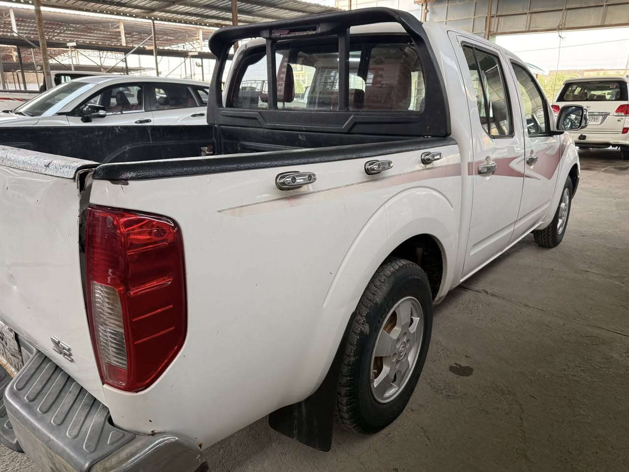 السلام عليكم
نيسان نيفارا موديل 2009 
بيها صبغ قماره 
رقم دهوك قديم عندي بيها وكالة 
محرك مجفت جديد
كير مكفول 
السعر 9000$ وبيها مجال 
***********
