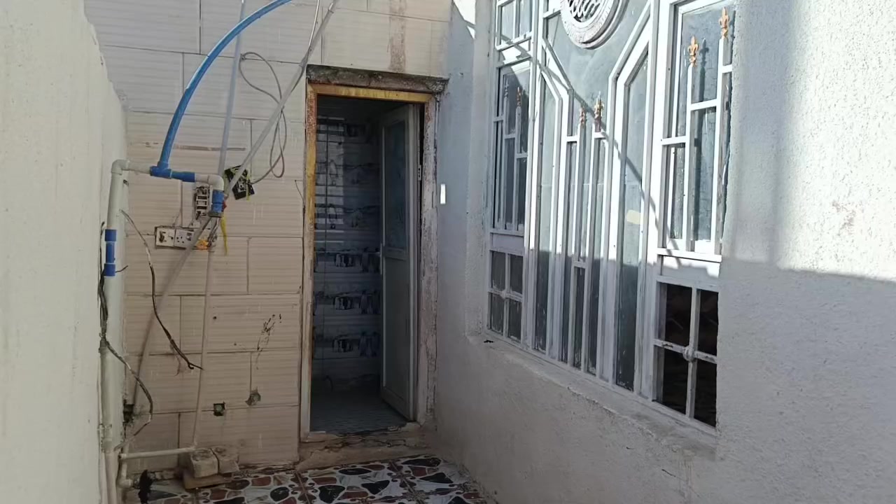 السلام عليكم بيت ١٠٠ متر بحي الرحمة الثانية بيت كلة طابوك وجاهز كامل الخدمات ماء مجاري كهرباء تبليط البيت يبعد عن المدارس اتلث أفرع البيت بصف الركن سعرة ٣٨ وبي مجال ***********
