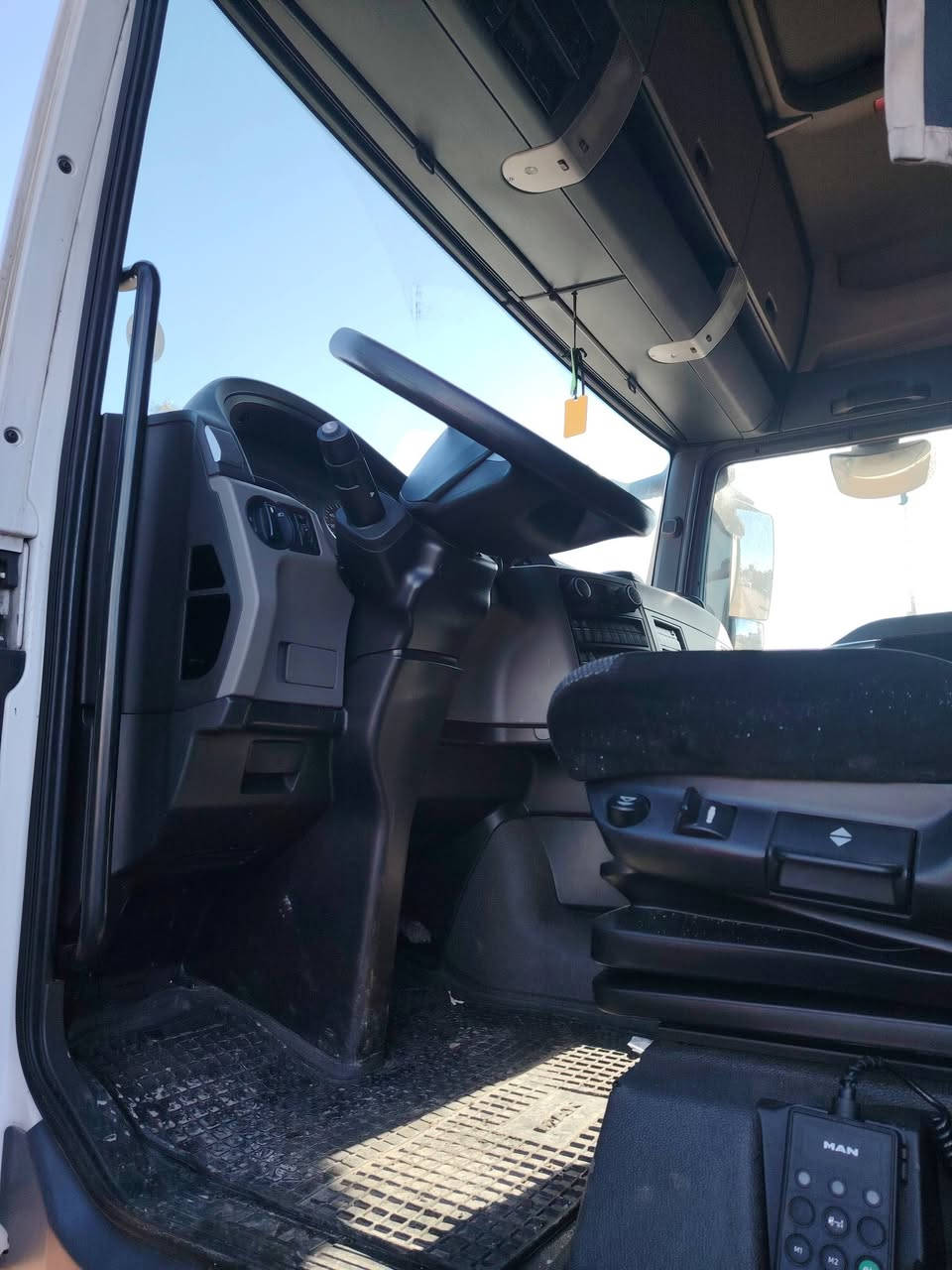 مان TGX 460. 2018 مع العربانة فول اوتوماتيك بون نقص ماشية 600000 كم ..... السعر 3 دفاتر
واتساب ***********
