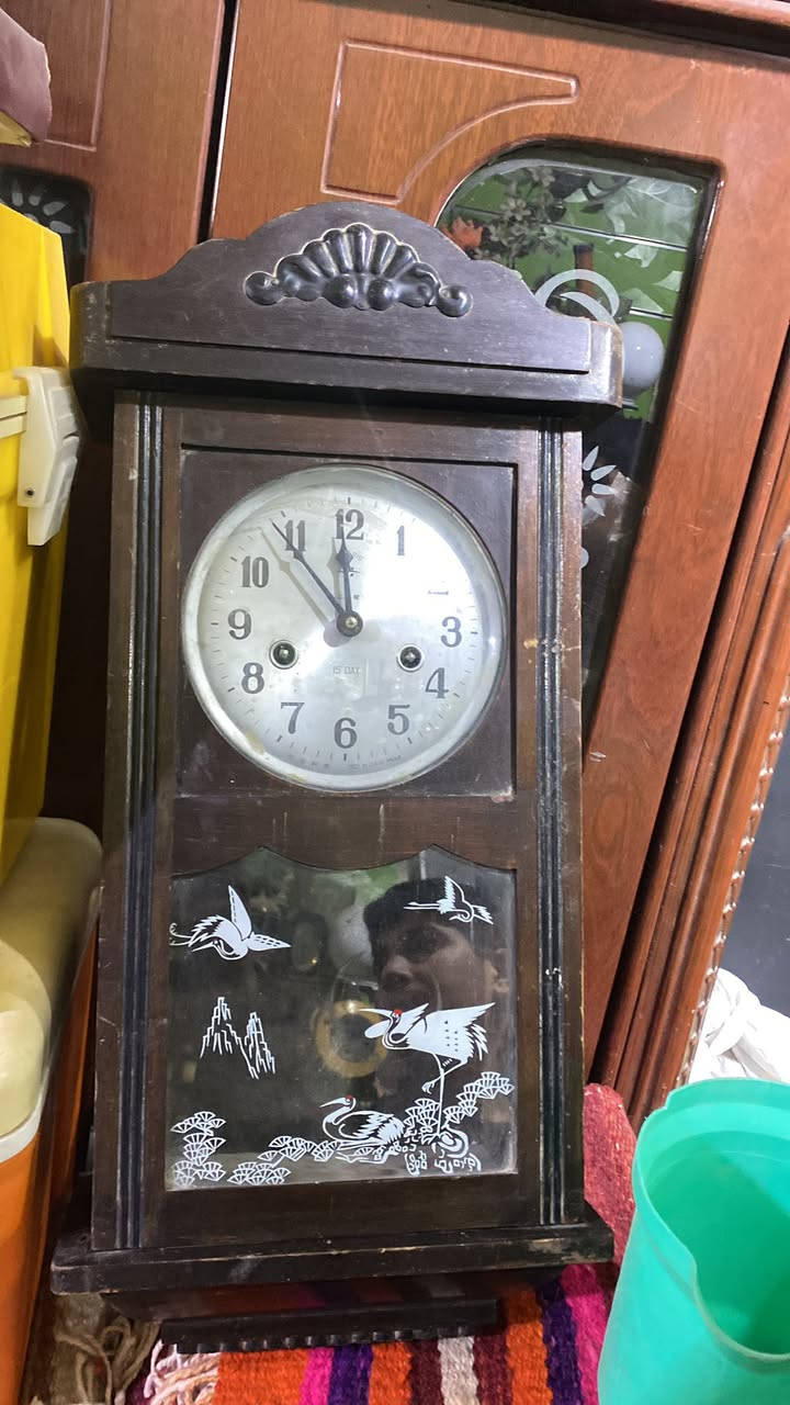 ساعة خشب قديمة للبيع ***********
