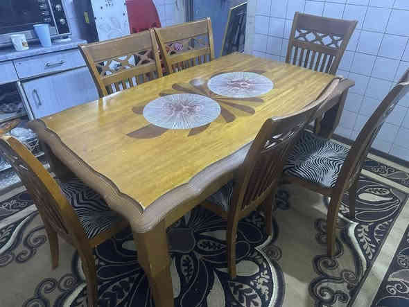السلام عليكم ميز طعام زان شغل قديم لاكسر لا شي 6 كراسي يحتاجله صبغ بس سعره250 مكاني زيونه ***********
