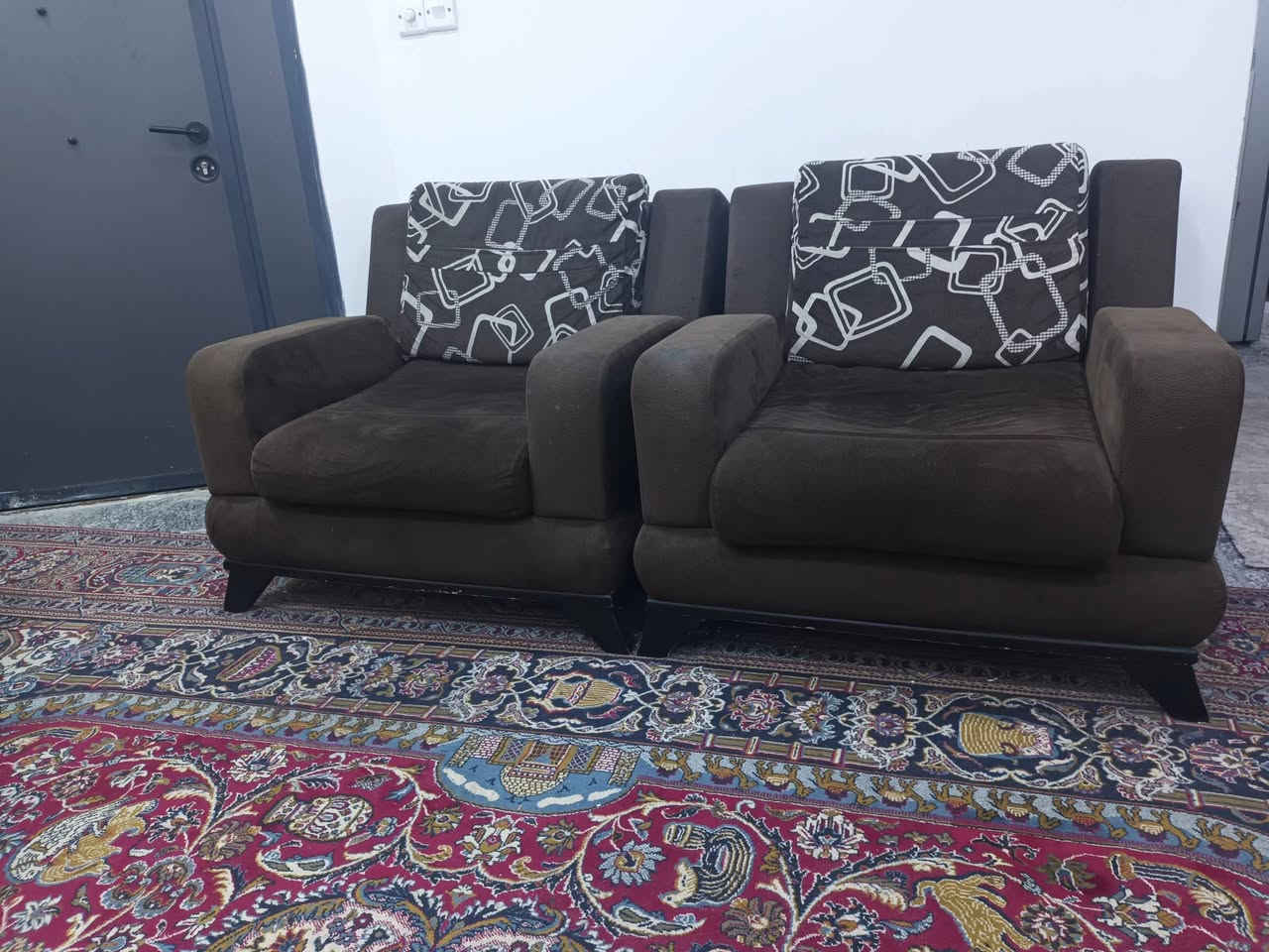 السلام عليكم
تخم تركي للبيع ٧ كراسي 
قنفه ام ٣ اشخاص وقنفه ام شخصين و٢ كراسي 
نظيف لا مكسور ولا مشكوك 
للتواصل ***********
