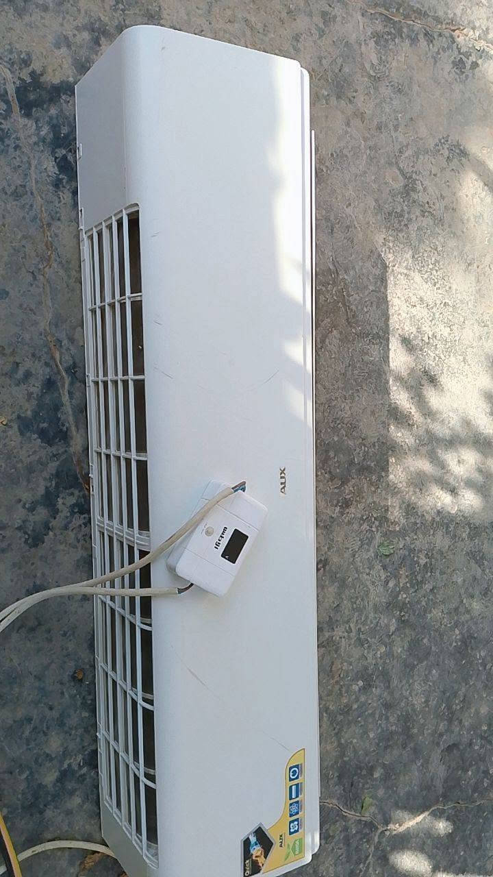 *للبيع سبلت AUX مستعمل 3 أشهر فقط - الأنبار / الشهداء* 

*النوع*: AUX جداري  
*الطن*: 1 طن - R410A غاز صديق للبيئة 
*الحالة*: مستعمل 3 أشهر، نظيف 100% بدون أي عطل
*التبريد*: تبريد سريع Quick Cool + صرفية اقتصادية 
*الملحقات*: مع القطعة الداخلية + الخارجية + الريموت

*السعر*: 550 ألف

*الضمان*: معاينة وتجربة التبريد قبل الدفع والاستلام  
*المكان*: منطقة الشهداء - الرمادي / الأنبار  
*التوصيل*: داخل الأنبار فقط، 

*للتواصل ع رقم*: ***********

السبب للبيع: نقل بيت. السبلت بعدة جديد ويشهد الله.
