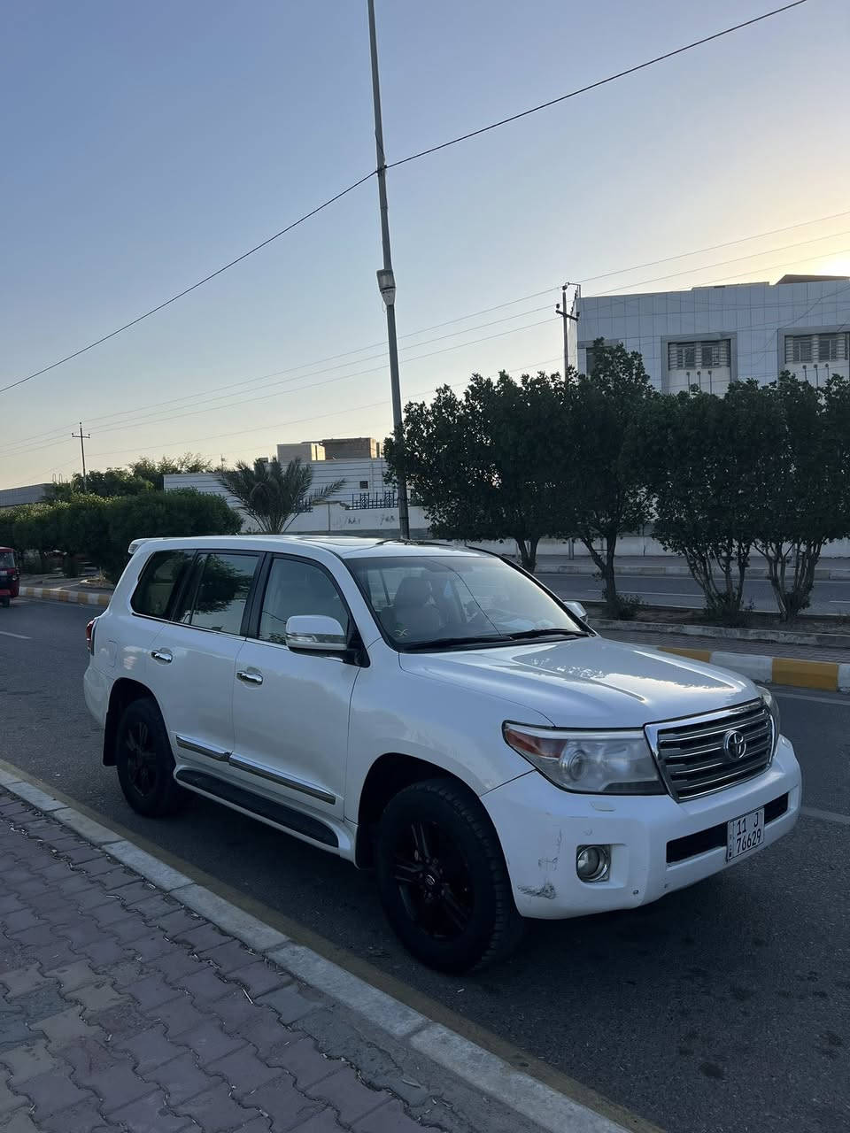 السلام عليكم لاندكروز 2012 بريم 8 سلندر 4600 رقم بغداد باسمي كفالة من الصبغ عدا الدعامية الامامية مصبوغه ومغلفه والدعامية الخلفية مبدلها بدعامية (سلك) بيها بارد بكم قطعه لكن البارد خفيف مو هواي ويلها الاصلي بس صابغه مكان السيارة العمارة بـ٣٢٠ وبيها مجال تجي وتشوفها وتشلع عيوني
***********
