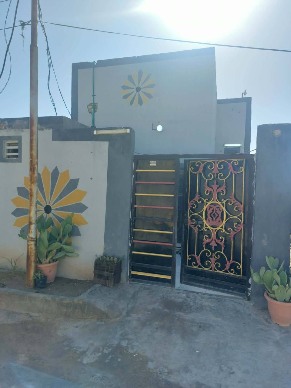 حي الوفاء
المساحه ٢٠٠ متر 
الدار على ساحه وشارع ١٥ 
الدار طابقين بناء عگادة 
بيه اربع غرف 
***********
