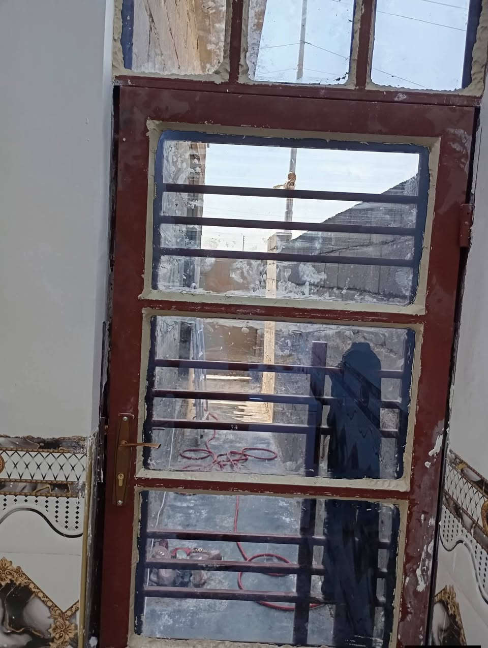 مشتمل للبيع مساحه ١٠٠م الجغيفي الثانيه نهاية سياج الخلفي للمقبره الاسلاميه يبعد عن سياج المقبره ١٠٠متر تقريبا طابو زراعي شارع ١٥ متر يحتوي المشتمل على غرفه ومطبخ وحمام وصاله واستقبال بي شويه نقوصات والاستقبال مو كامل السعر ٣٨ مليون قفله  للاستفسار ***********/***********
