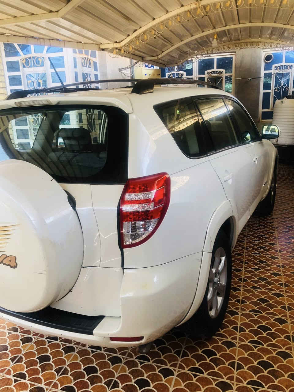 سيارة راف فور مديل 2009 وارد امريكي سيارة فول موصفات لمتد بصمة كامره خلفيه كشن كهربائي فتحة صقف وبعد بيه موصفات 
ضرره/جاملغ وبنيد وسيارةكامل من كلشي
سعره/110$ وبيه مجال
الاتصال/*********** مكانه ديالى
