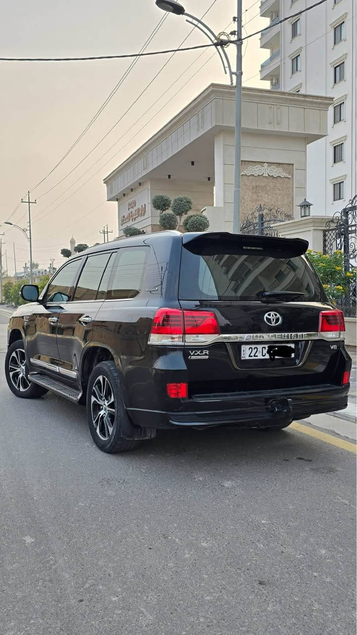 لأصحاب الفخامة والذوق الرفيع، لاندكروز جكسارة بحالة الوكالة وبكامل هيبتها.
2021
تفاصيل السيارة:
.(Land Cruiser) النوع: تويوتا لاندكروز •
• الفئة: GX.R (فل كامل).
• 0ء المحرك: 8 سلندر V8 4600 (القوة والعزم المعروف).
89,100 Km •
• اللون: أسود ملكي (صبغ وكالة، لمعة مميزة).
• الرقم: أربيل (22) - رقم مميز
• الحالة العامة: السيارة بحالة ممتازة جدا ميكانيك وكهرباء بشرط الفحص.
المواصفات والإضافات:
• المظهر الخارجي: كرومات الوكالة، لايتات LED، حساسات أمامية وخلفية،
فتحة سقف, هوك خلفي أصلي.
• المقصورة الداخلية: كشنات بحريني نظيفة جداً، شاشة كبيرة، نظام ملاحة،
تبريد مركزي (ثلج)، تحكم ستيرن كامل.
• الإطارات: طقم تواير جديد مع ويل كب بلادي.
•مكفولة من الحادث والصبغ بدون اي شخط
• السيارة بأسمي تحويل مباشر
§ السعر والمكان:
• السعر: [58,000] (قابل للتفاوض البسيط للجادين).
• مكان التواجد: [الانبار -الفلوجة].
• للتواصل والاستفسار: [***********]. الفلوجة, الأنبار
