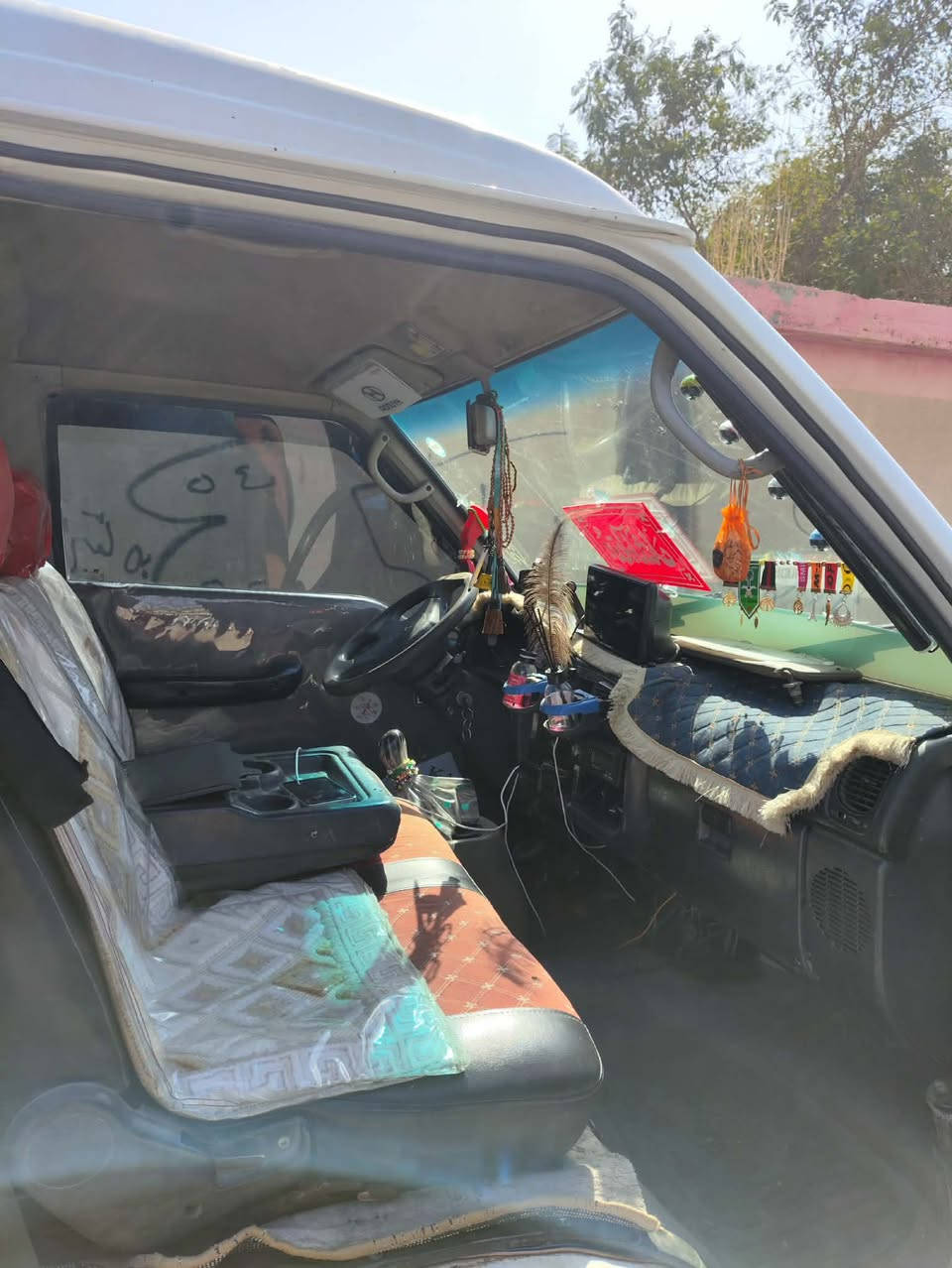 اسلام علیکم بۆ فرۆشتن ماشاءاللە
مۆدێل 2000 
 مەکینە ۆنجی تازەکان تەرح بە شەرت لۆکە مەکینەی
  ئارم سلێمانی 
گێڕی بەشەرت مەزبوت نەرم 
شاسی کامل گیانی بەشەرت
لای دەرگای سکەکەی تۆزێک شوختی هەیە بەڵام بە حیزام دەیفرۆشم
گاعی لۆک 
 هەر چوار بەرگە دەرگاکەی لۆک
سەرنیا فەرش 
 جوانکاری کاملی بۆ کراوە
سەیارەکەی تابڵێی توندو تۆڵو نەرمو خۆشە
 نوقسانی نیە ماشاءاللە
سعر 55 گڵا مەعمەلەیەکی برایانە
***********
کەلار
