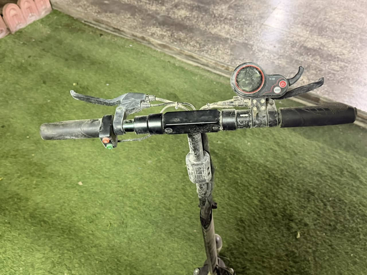 سلام عليكم  سكوتر كهربائي للبيع  يتحمل وزن 150 كيلو سكوتر نضيف اشتريتة و ضميتك يحتاجلة فقط بطارية هورن لايت تايرات جوب  ليس كثير من انضمة القيادة و شاحنتة موجودة للاستفسار:•*********** متواجد واتس العنوان زيونة شارع الربيعي
