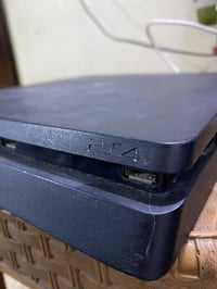 Ps4 slim مهكر وكامل ويا جوستك وكيبلاتة وكارتونة  والعاب اكو بداخلة ب٢٧...