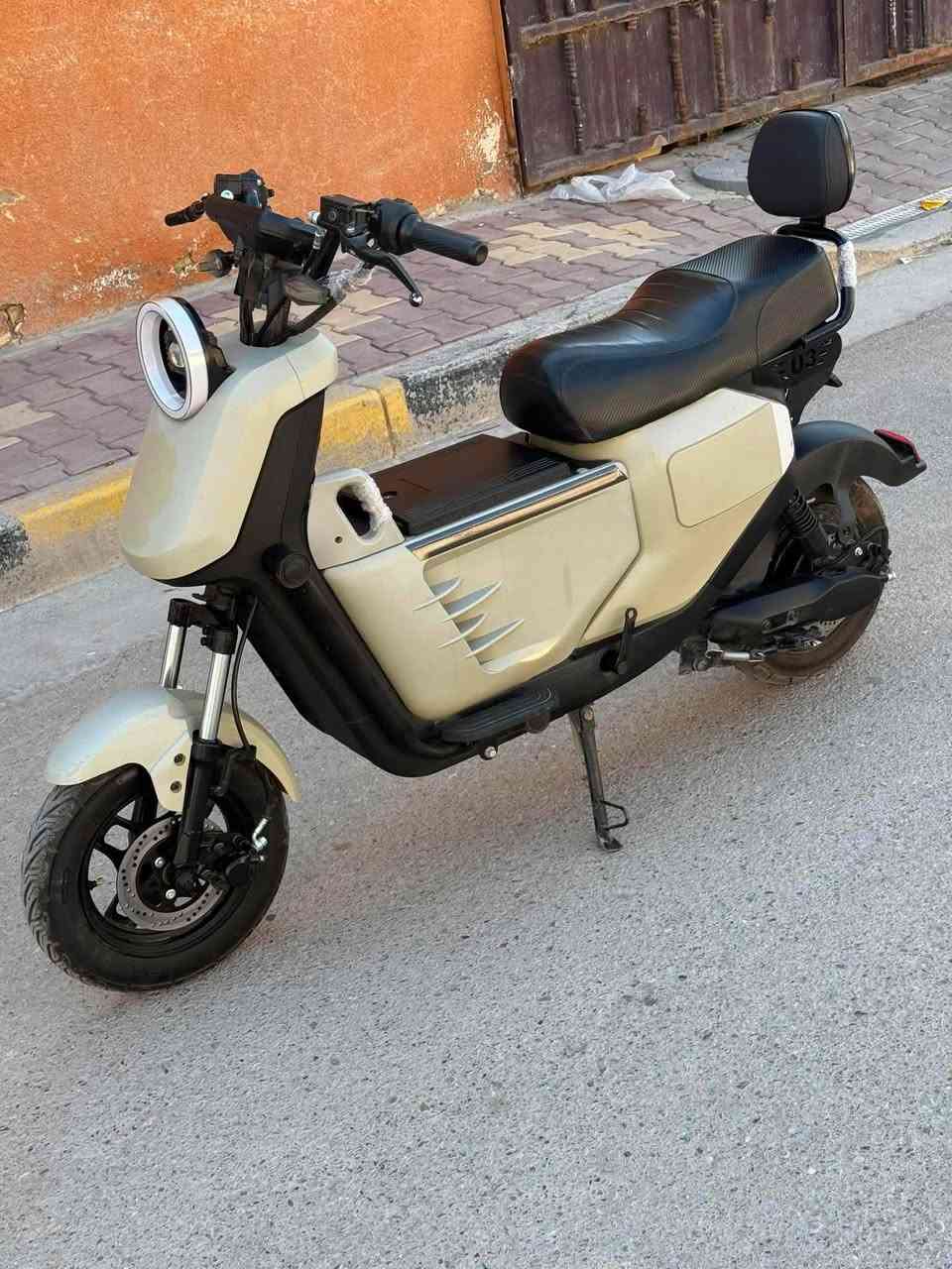 دراجه شجن U3سيزر للبيع 2000واط وسرعتهه60حقيقي و3نمرات بيهه 5بطاريات كبار وبصمه اثنين وسويجين  مكاني واسط اصويره رقميه ***********
