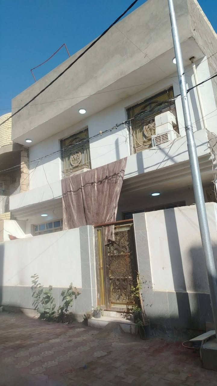 بيت البيع مساحه 100متر طابقين كامل من كلشي بناء طابوك غرفتين فوك وحمام وصاله والجوه غرفه وصحيات ومطبخ واستقبال وصال وغرفه ومنور بيت كامل مكانه معملجي للاستفسار اتصال العنوان @الجميع ***********
