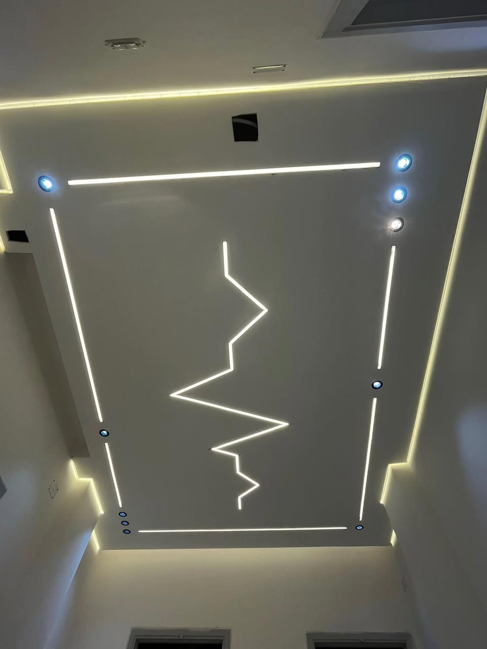 🏡 الديكور ليس مجرد تفاصيل… بل هو فنّ يحكي ذوقك.
الديكورات المنزلية تضيف لمسة جمال وأناقة لكل زاوية في بيتك، لتجعل منه مساحة تنبض بالراحة والفخامة.
✨ اختياراتك هي انعكاس لشخصيتك، فاختر ما يمنحك السكينة والتميّز.
💫 مع خبرتنا في عالم الديكور والأصباغ، نحول أفكارك إلى واقع ينبض بالجمال والإبداع.
📞 للاتصال والاستفسار:
مراسلة الصفحة أو الاتصال على الرقم: ***********/
#ديكورات_داخلية #تصميم_منازل #دهانات #هندسة_معمارية #فخامة #ديكور_راقي #بيت_الأحلام
