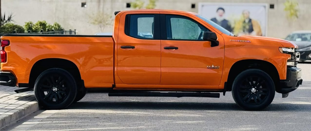 اصل لون برتقالي بيهه قطعتين صبغ  جديده السياره تجي وشوف للستفسار واتساب ***********
