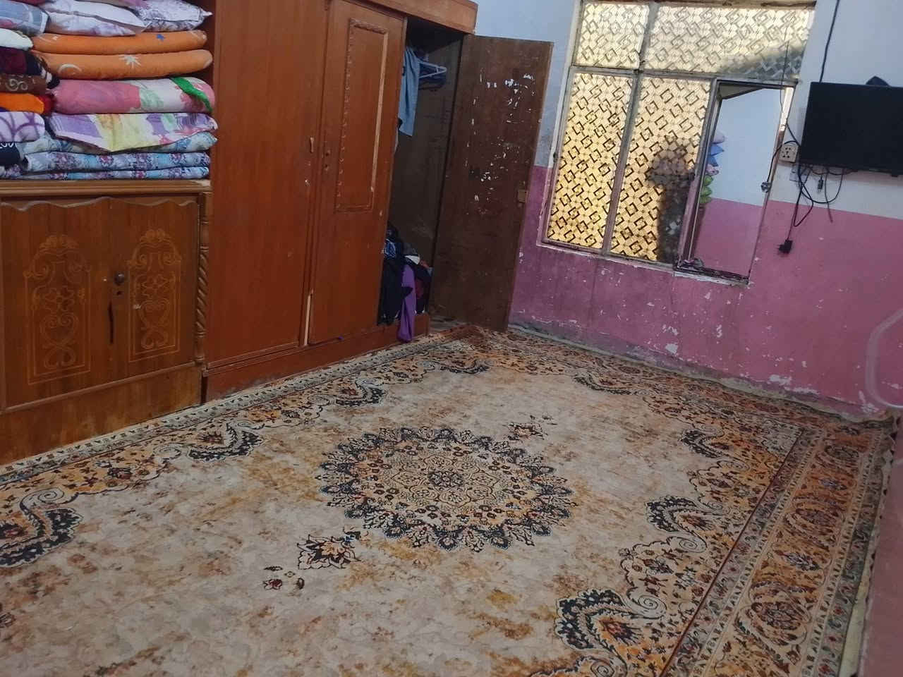 السلام عليكم بيت البيع مساحته 300 بي غرف نوم 3 صاله مطبخ واستقبال مكان قريه سيد شويع 
الرفاعي ***********/***********
