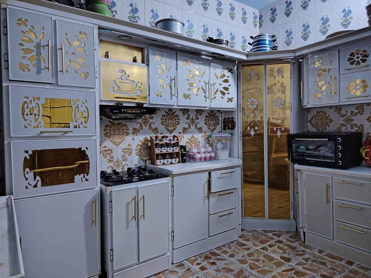 السلام عليكم ورحمه الله وبركاته
كاونتر للبيع المنيوم درجه اولى نضيف سعره مليون وبي مجال قليل مكاني الشعب سبع قصور 
الهاتف ***********
