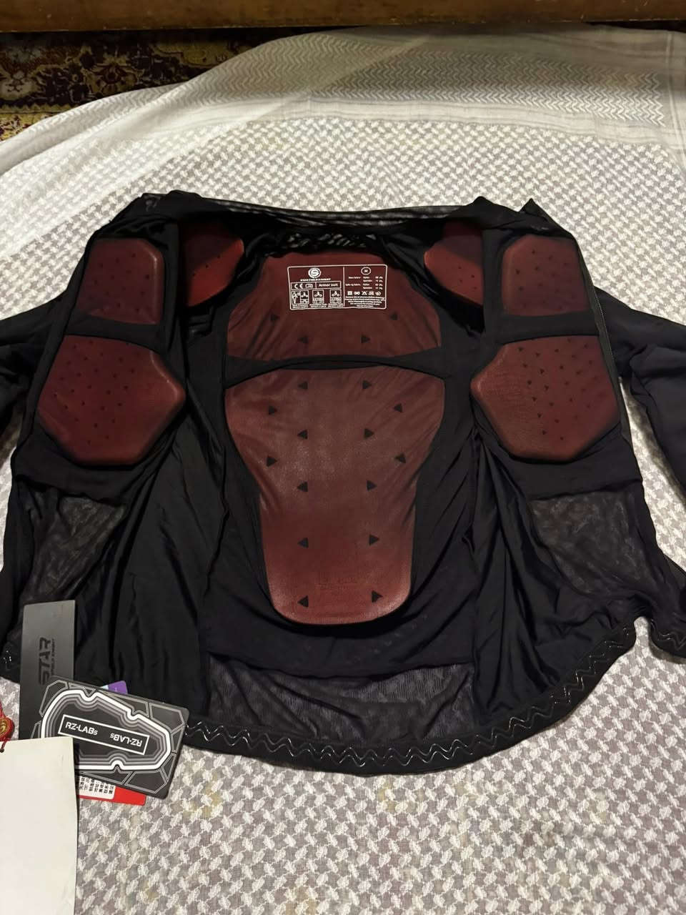 🛡️ درع حماية (Star Field Knight) أصلي 🏍️
 * الحماية: دروع CE2 كاملة (ظهر، صدر، أكتاف، أكواع).
 * الميزة: مادة مرنة تتصلب عند الصدمة + تهوية ممتازة.
 * القياس: M
 * السعر: 40 الف 
📞 للتواصل: ***********
