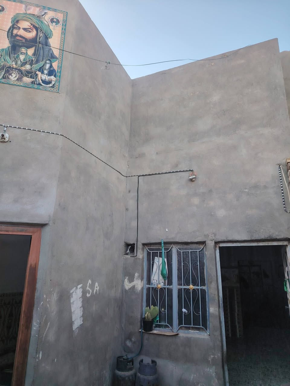بيت 120 متر للبيع طابو صرف حي الثورة
يحتوي على استقبال 3 *6.5 وصالة 5 *4 غرفتين 3*5
ومطبخ 2.5 *4 وتخاريج داخليه وخارجية الاستفسار ***********
