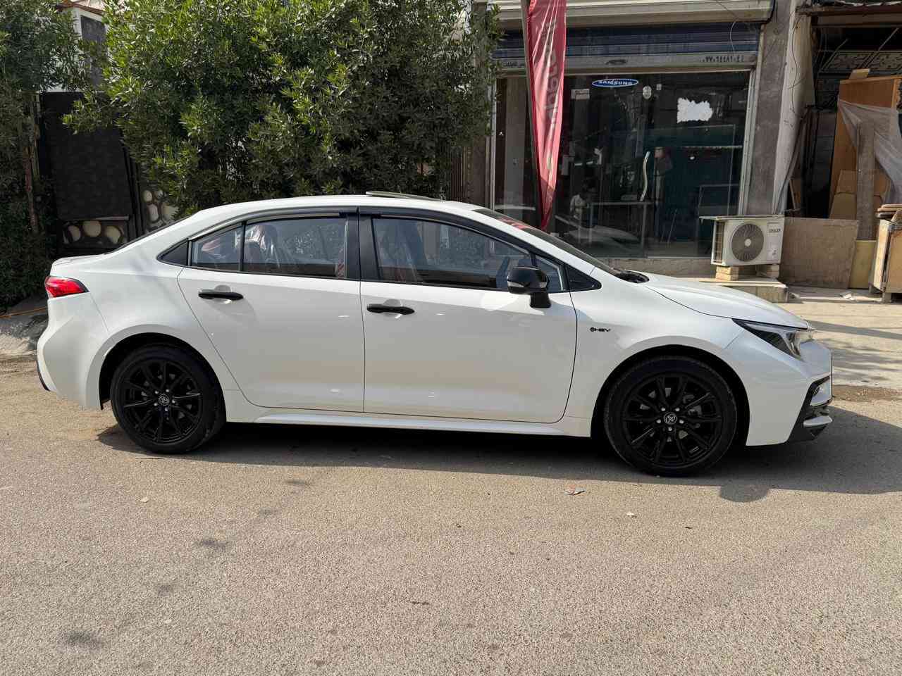 السلام عليكم 
كورلا S 2025 
ماشيه 12 الف
فول مواصفات 
كفاله عامه من الشخط
بلاك ادشن
داخل احمر بلادي
العنوان بغداد الدوره
***********
***********
