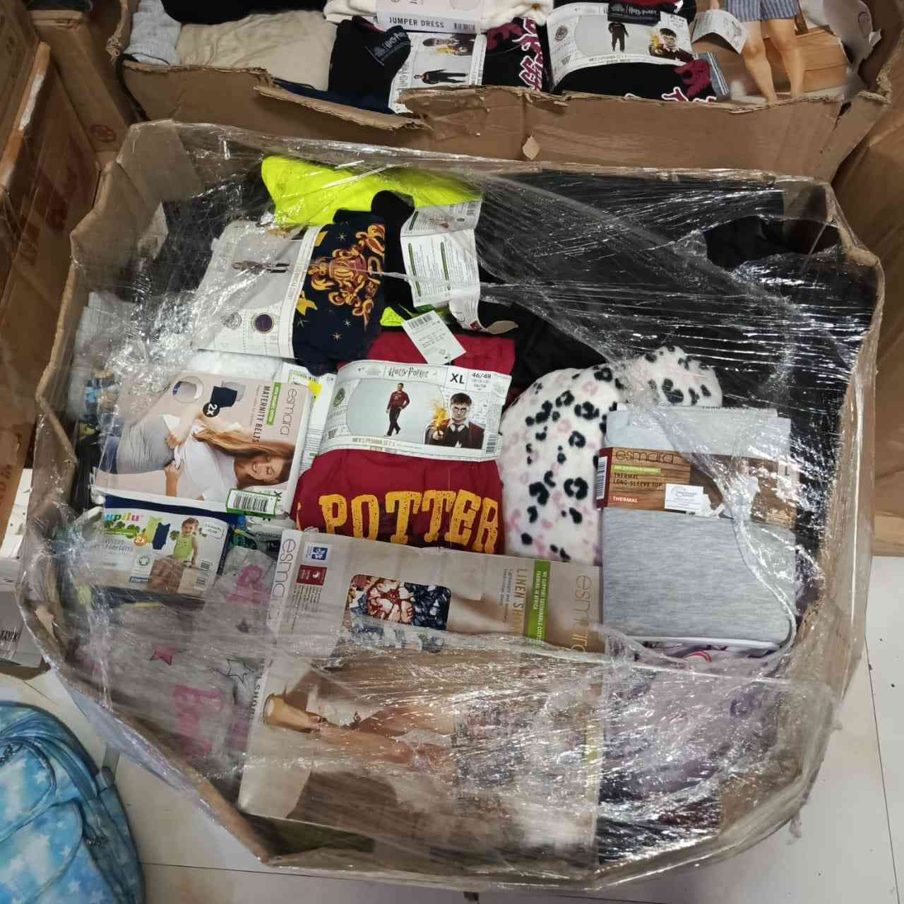 شباب ذني ملابس اجني بلحاويه شرط الماني والكل جديد بليبل يحتوي على اطفال ونسائي ورجالي وكلشي الملابس جديد بليبل بس اني ما اشتغل بلملابس فليفيدنه اذا على القطعه الف ونص واذا وزن 4 الاف الكيلو شرط كلهن وبلعافيه للياخذهن ***********
