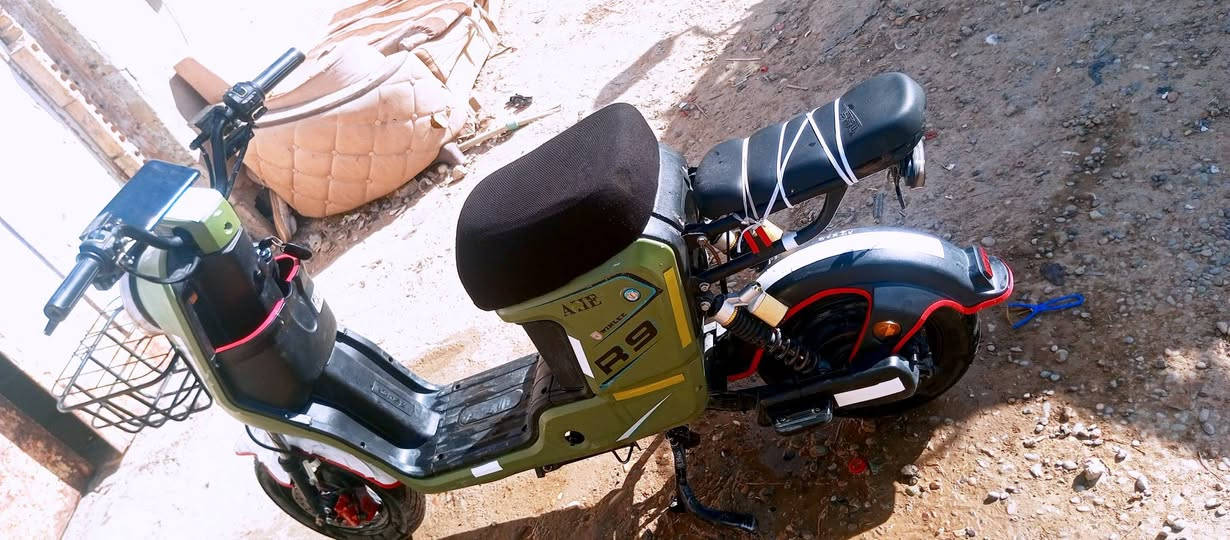 السلام عليكم درجه شحنR9 زيتونيه للبيع السعر400وبيه مجال درجه نضيفه كلشي شغال كامله بس يحتاج تبدل يده وهاهيه وهذا رقمي ***********
