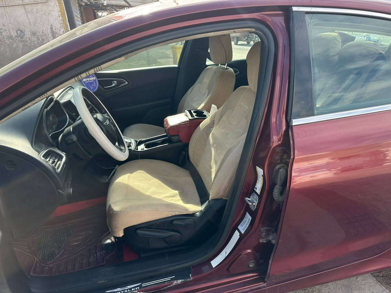 سياره C200  وارد امريكي ضربه فقط قبق الجنطه وراجع نفسه وصار بيهه بالعراق صبغ صفحه كامله من الباب ونازل اثر شخوط 
موديل 2016 
مكينه 2400 
كير 9 نمر ماوس 
مواصفات عاديه 
شاشة اندرويد 
السياره جاهزه من حداديه وتخم تاير تدفئه وتبريد 
اللون ماروني 
السياره معوقين وصارت حره يعني السنويه منتهيه  وخال معقب وجاي يمشي بيهه يعني تحويل بأسم المشتري فقط يجي المشتري يبصم 
السعر 95 وبيهه مجال قليل
تواصل ***********
العنوان التنومه شط العرب
