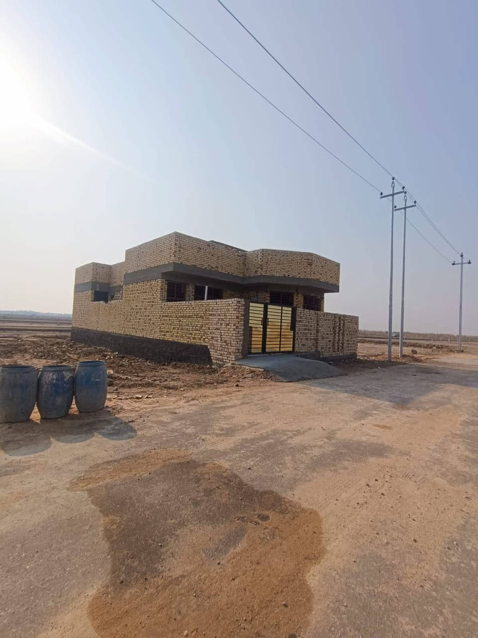 سلام عليكم عندي قطعه مساحه 100متر للبيع بمجمع شرق الحياه نزله سعد بيجو سند باسمي  منطقه كامله تبليط وكهرباء وماء للاتصال على الرقم ***********
