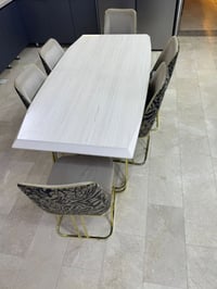 ميز طعام • نظيف • بي مجال