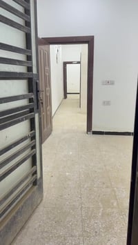 للأيجار شقة 90 متر ارضية غرفتين نوم وصالة ومطبخ وحمام وطرمة ومنور شاطئ...