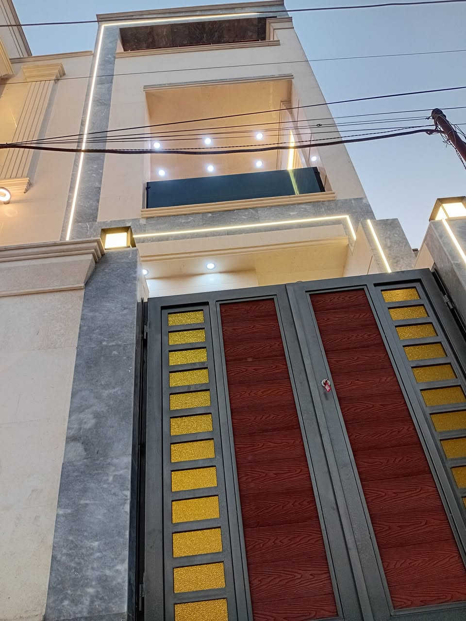 دار زيروو في السيدية بيت بناء درجة أولى من أعلى المواصفات 
الداخلية والخارجية من ناحية ارتفاع السقف ٣م ونص 
عمل ديكورات بالسقف مع ارضية مرمر واجهة مرمر مع جدران الواح 
شبابيك المنيوم مع محجر جام تركي ...
يحتوي .. ....
دار سكن زيرو طراز حديث ثلاث طوابق... يوجد مقابل البيت تشجير 

مساحة.   ١٠٠م
واجهة.      ٥م
نزال..      ٢٠م 

يحتوي على 

5نوم 
٤ صحيات 
بالإضافة إلى صالة كبيرة وهول داخلي ومطبخ.......

مكتب المجد للوساطة العقارية سيدية شارع العلوة مقابيل مدرسة حلم الغد ...

الاتصال 
***********
***********

نسعى لخدمتكم نحو الأفضل نستقبل كافة عروضاتكم السكنية والتجارية 

مكتب المجد للوساطة العقارية
