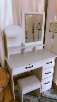 ميز • نضيف • غرفة نوم