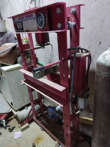 بريس للبيع حاله جيده ما مستخدم نضام العمل (دهن و هواء)
الرقم ***********
