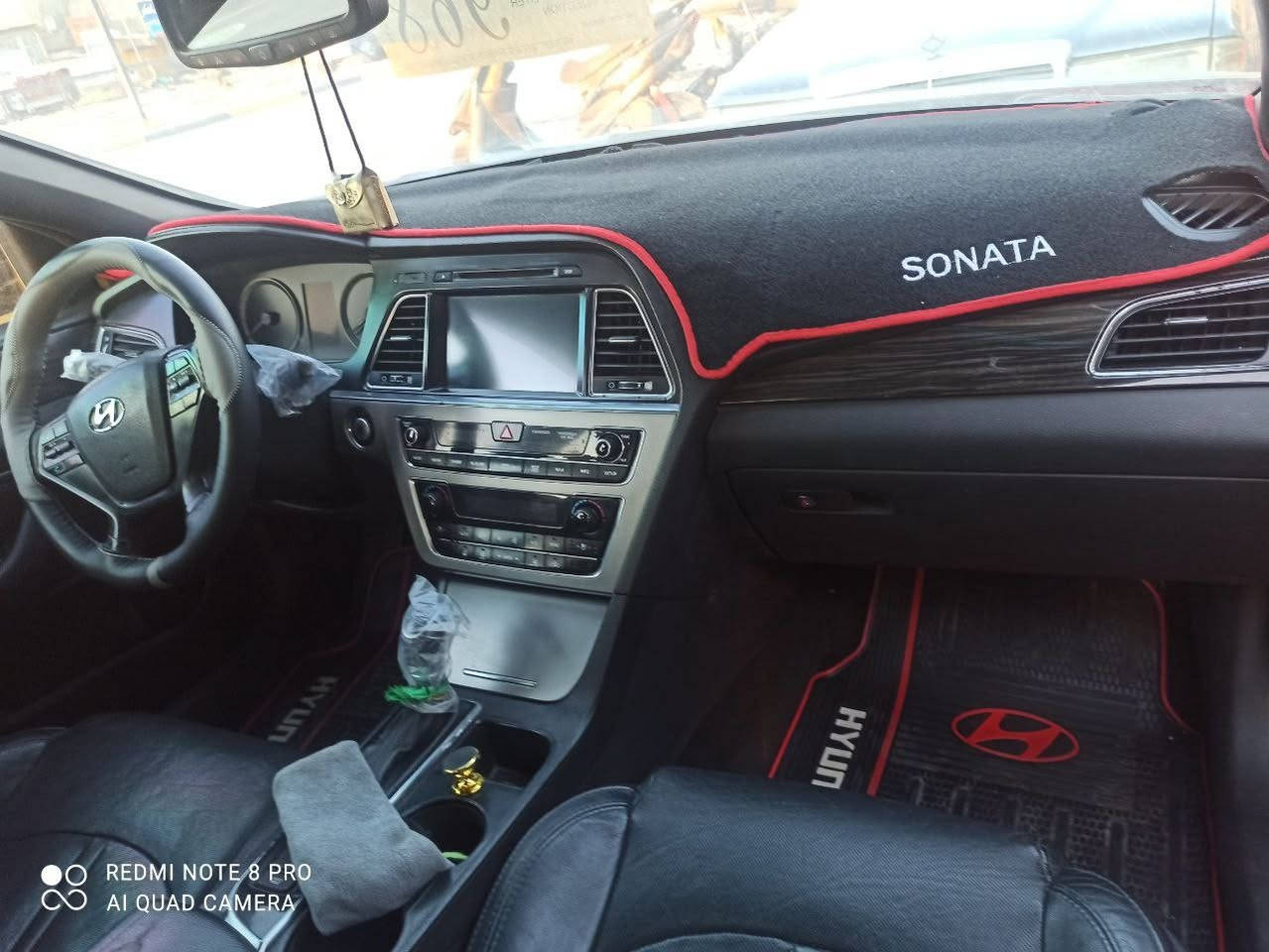 مواصفات هيونداي سوناتا 2016 ليمتد (وارد أمريكي) التفصيلية: المحرك والأداء:محرك \(2.4\) لتر 4 أسطوانات يعمل بالحقن المباشر.يتوفر خيار محرك \(2.0\) لتر تيربو بقوة 245 حصان في بعض الفئات.ناقل حركة أوتوماتيكي مع نظام توفير الوقود ECO ووضعيات قيادة (Sport/Normal).المواصفات الخارجية:فتحة سقف بانوراما.مصابيح أمامية زينون/LED مع كشافات ضباب.جنوط ألومنيوم قياس 17 أو 18 بوصة.دخول ذكي بدون مفتاح.المواصفات الداخلية والراحة:مقاعد جلدية بلمسات فاخرة.تحكم كهربائي بالمقاعد مع ذاكرة (Memory Seats).نظام صوتي ممتاز (Infinity).شاشة لمس مع نظام ملاحة، كاميرا خلفية، ودعم Bluetooth/USB/AUX.تبريد وتدفئة المقاعد .مكيف أوتوماتيكي مزدوج المناطق.الأمان والسلامة:نظام رادار متقدم لتفادي التصادم.نظام تحديد المسار (Lane Departure Warning).هاند بريك إلكتروني (Electronic Parking Brake).وسائد هوائية متعددة (أمامية، جانبية، وستائر)
السعر 145 وبيها مجال قليل 
للاستفسار اتصال فقط *********** العنوان كربلاء 

ملاحظه النمره بين 2و3 بيها هاف كلش قليل ماكو تأثير 
الكير سليم
