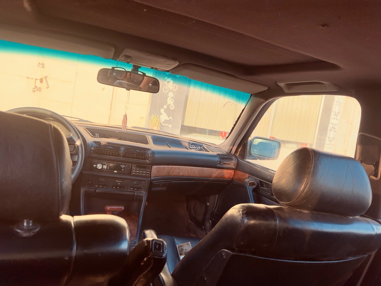 للبيع سيارة بي ام دبليو ، موديل ثمانينات. السيارة باللون الأسود ومزودة بتفاصيل داخلية كلاسيكية مع جلد أسود وخشب. السيارة مناسبة لعشاق السيارات الكلاسيكية التي تتميز بأسلوبها الراقي. للاستفسار أو لمزيد من التفاصيل، يرجى الاتصال.