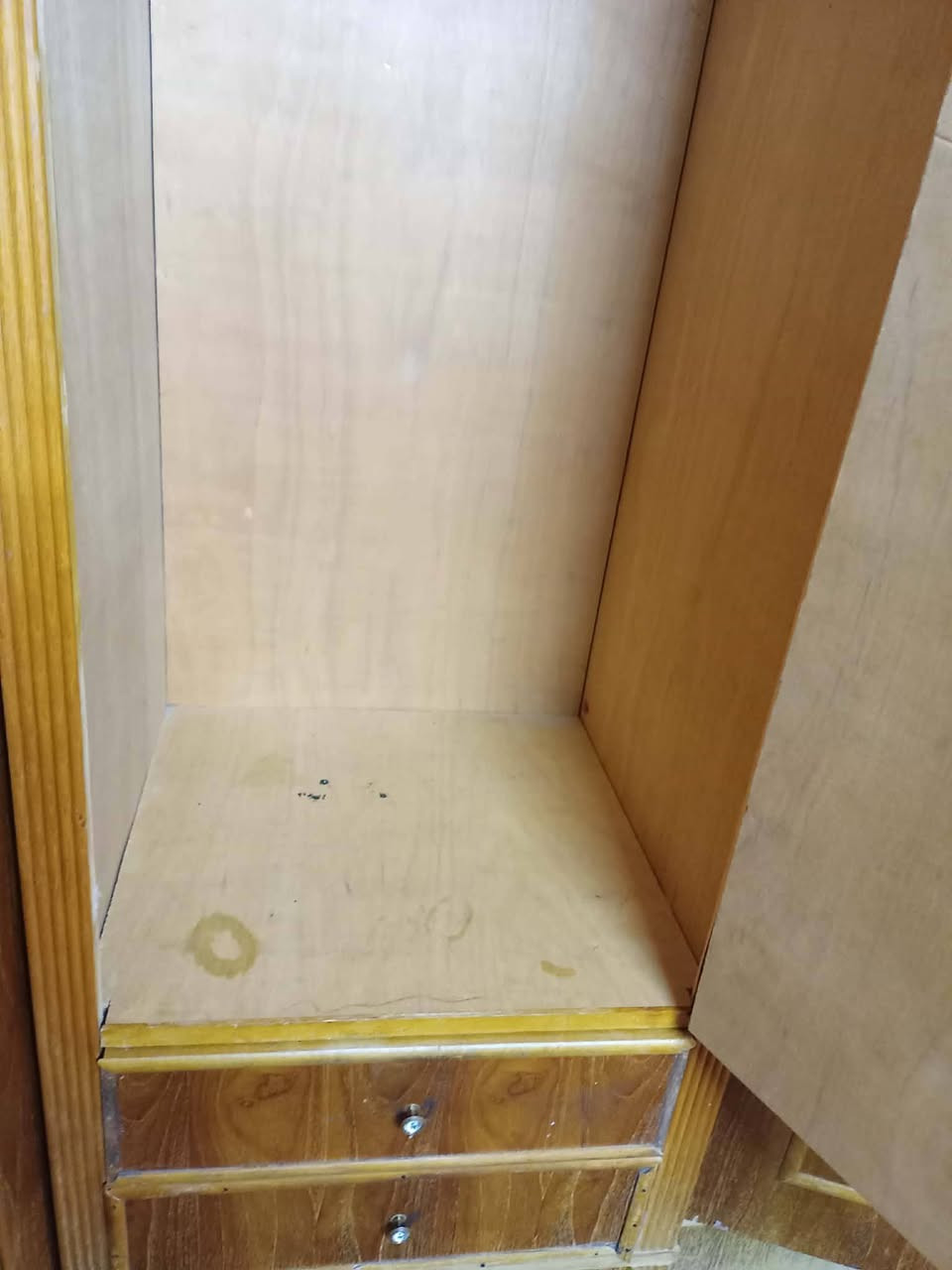 قنصور للبيع نظيف السعر ٢٦٠ وبي مجال 
***********
