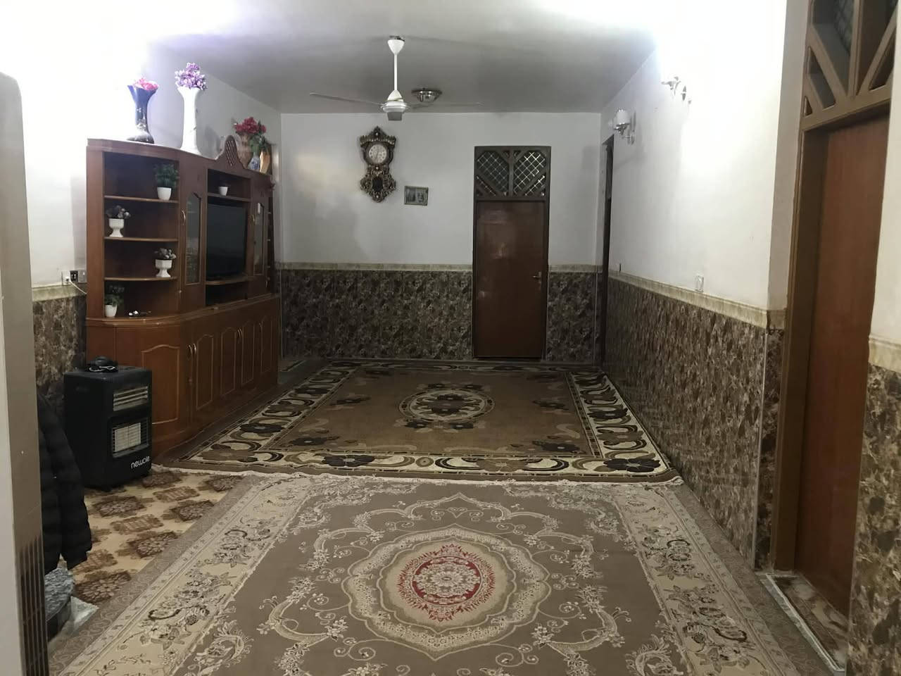 بيت للبيع مساحة ٥٥٠ متر
طابقين طابق الاول⬇️
مطبخ 
غرفتين كبار
صالة
هول 
مجمع صحيات داخلي 
صحيات خارجية 
استقبال

طابق ثانية ⬇️
صالة 
غرفتين 
استقبال
مطبخ 
مجمع صحيات

عنوان محاويل حي العسكرية شارع العريض قرب اسواق امير المعموري 

مجاري
تبليط 
بيت زراعي مشمول بطابو 

***********
