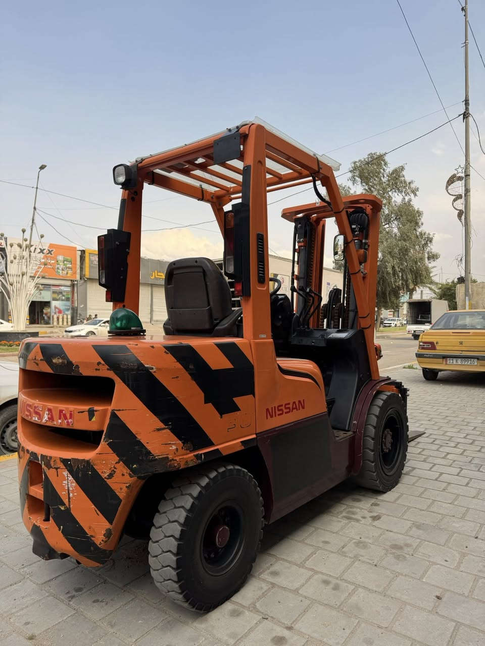 السلام عليكم 
رافعة شوكية نيسان الحجم (3)طن (3)حركات (3)سلايتات موديل 2013
محرك ديزل وارد يابان 
للعم مستخدم يابان فقط 
ساعات العمل 2000 ساعة
الرافعة مكفولة كفالة عامه ع وضعية الشركة
العنوان بغداد باب الشيخ تقاطع الكرينات كراج الحرباوي
الاستفسار الاتصال ع الرقم أو عبر الواتساب 
*********** باداره سامي الخزعلي 
يوجد خدمة توصيل لجميع محافظات العراق ￼
‏
