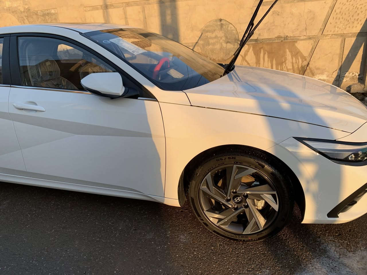 السلام عليكم . 
النترا خليجي تجميع صيني 
ماشية ٨ الف 
المواصفات 📝
فتحة 
كشنات جلد 
اوتو هولد 
سايد بريك كهرباء 
حساس جنطة 
شاشة ديجتال 
سايد بريك كهرباء 
حساس جنطة 
لايتات LED 
مكان السيارة (بغداد ) 
***********
السعر ١٥٣💵
